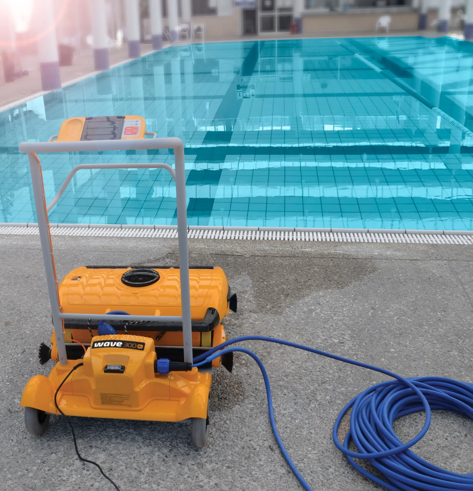 Maytronics Dolphin Wave 300 XL pool-side
